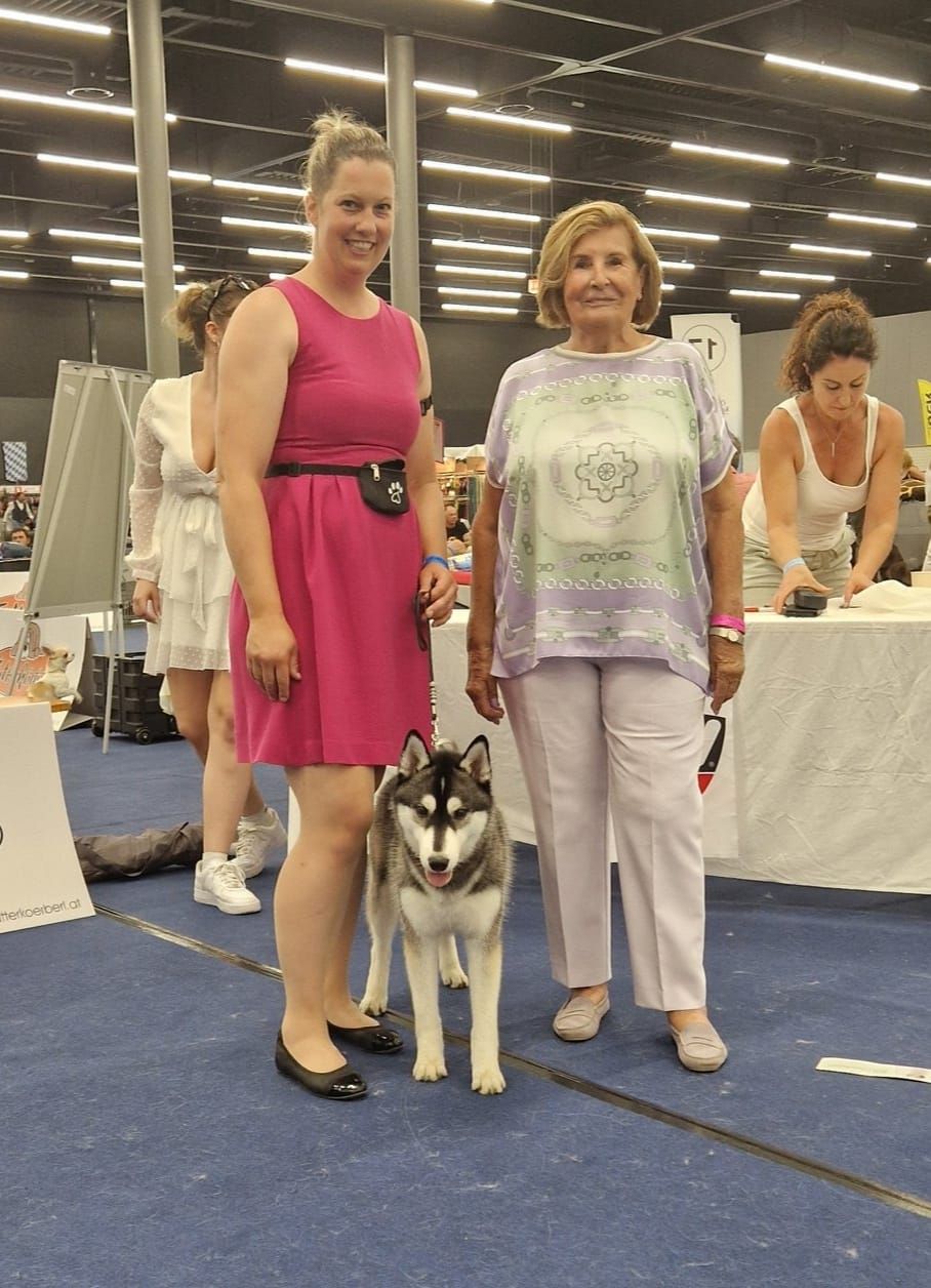 Siberian Husky bei der Siegerehrung mit Hundeführerin und Richterin